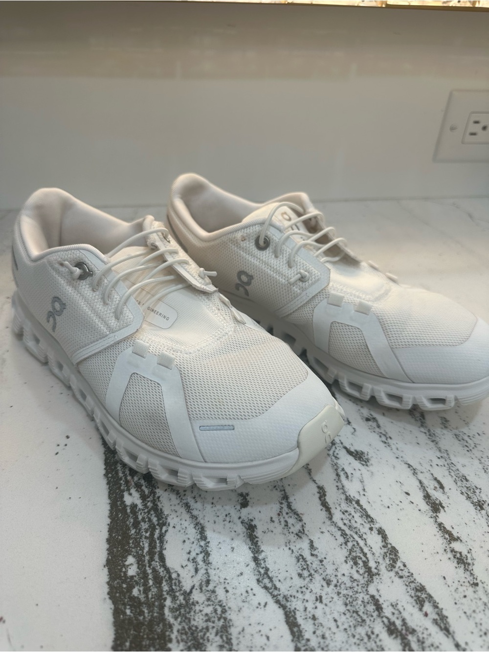 On Cloud Running Women's White Cloud Sneaker Size 8